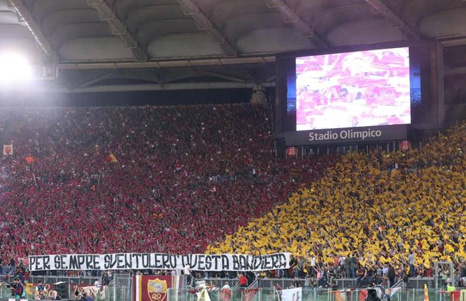 All&#39;Olimpico è festa di colori: da un lato il giallorosso della Roma, dall&#39;altro il biancorosso del Bayern. Ansa
